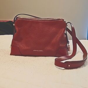 Michael Kors Purse, gently uses, no scratches, stains or tears.